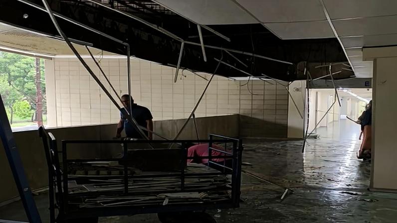 O forro do saguão e parte das janelas foram danificados • Reprodução/USP