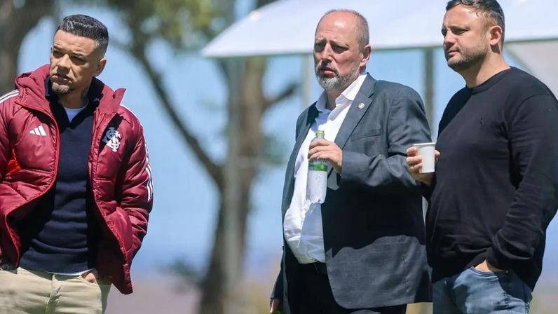D'Alessandro (E) e Mazzuco (D), com o presidente Alessandro Barcellos (Foto: Ricardo Duarte/SC Internacional)