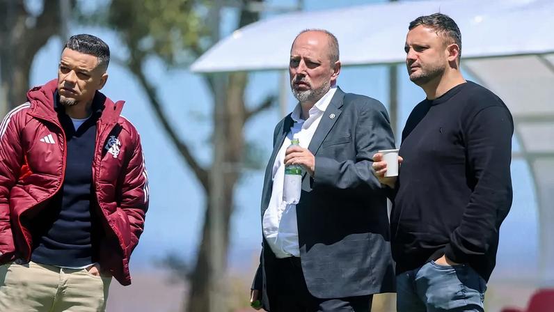 D'Alessandro, Alessandro Barcelos e André Mazzuco, dirigentes do Inter (Foto: Ricardo Duarte/SC Internacional)