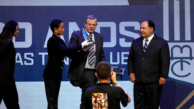 Lars Grael, ao centro, durante a premiação do Sou do Esporte (Divulgação)