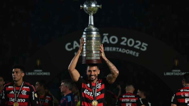 Danilo ergue taça da Libertadores - Flamengo campeão da edição 2025 (Foto: ERNESTO BENAVIDES / AFP)