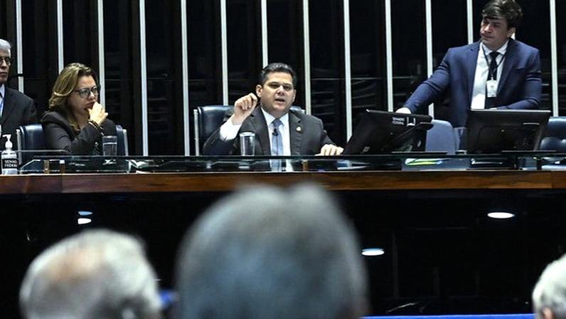 "É justo o Congresso brasileiro ser tratado como inimigo do povo?" protestou Alcolumbre no Senado (Foto: Carlos Moura/Agência Senado)