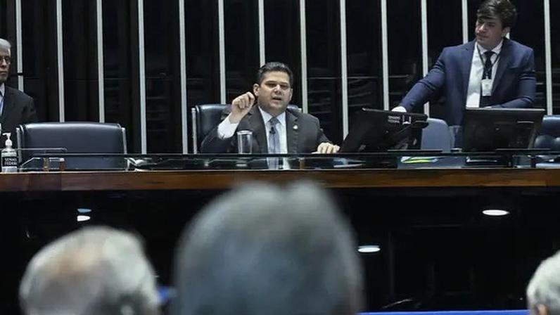 Alcolumbre avalia PEC para restabelecer regras do impeachment
