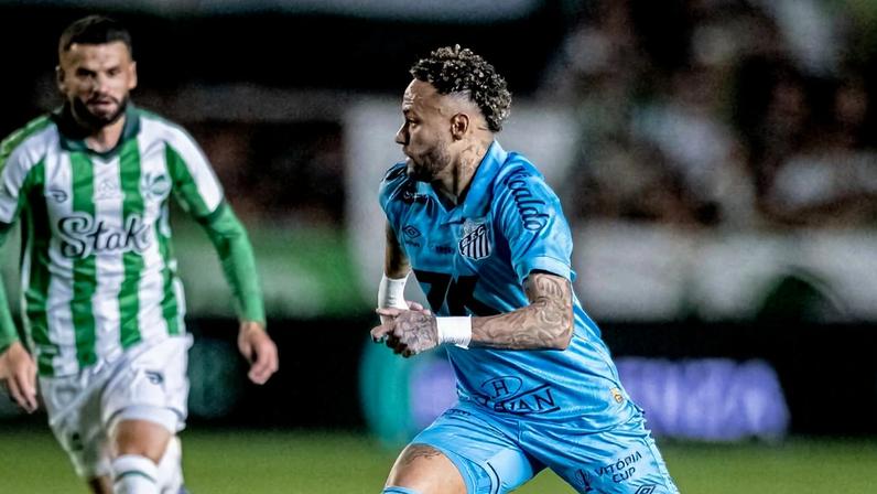 Neymar comanda o Santos com um hat-trick, garantindo a vitória por 3 a 0 sobre o Juventude - Foto: Léo piva/ Santos FC