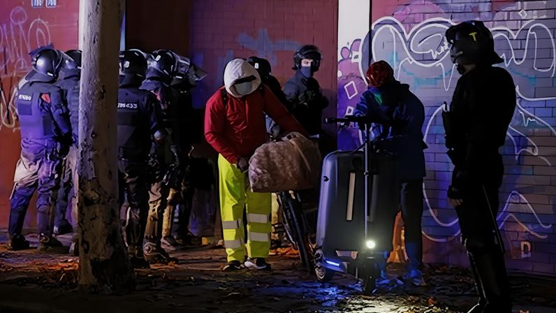 Mossos iniciam despejo do B9 em Badalona, assentamento migrante da Catalunha
