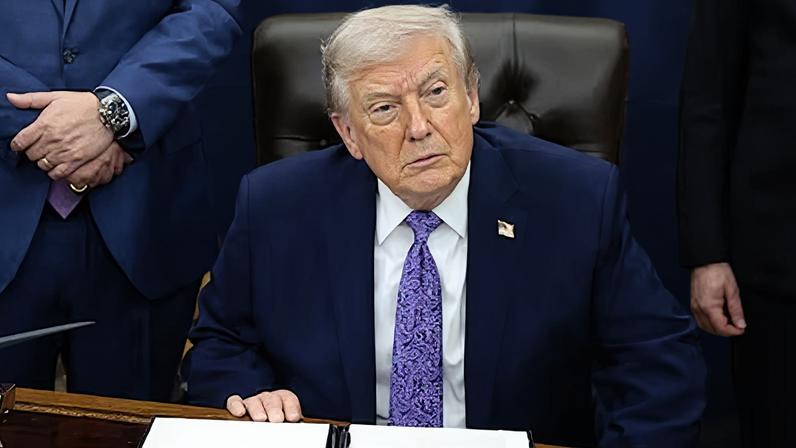 Donald J. Trump en la Oficina Oval de la Casa Blanca en Washington, el 11 de diciembre.