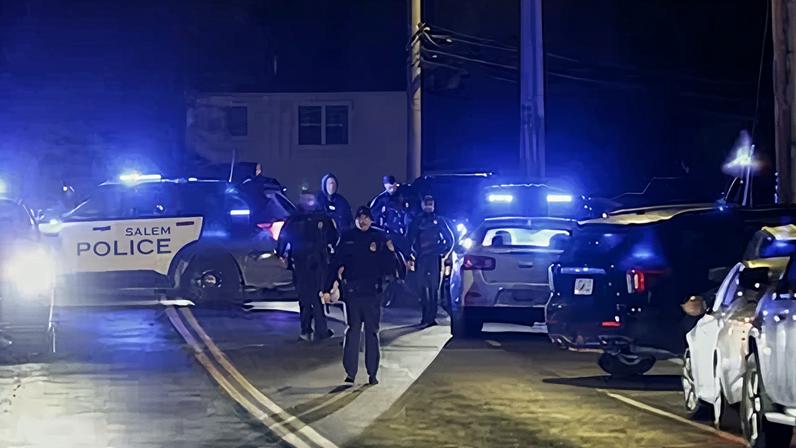 Agentes rastrean una zona industrial en Salem (Nuevo Hampshire), este jueves.