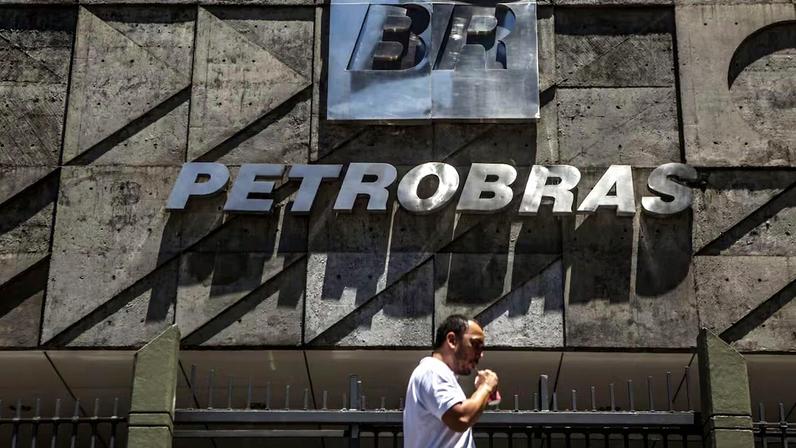 Petrobras aprova compra de fatia em empresa de energia solar da BP, dizem fontes | Sede da Petrobras, no Rio: estatal pretende entrar em segmentos de energia renovável como etanol, biodiesel, biometano e solar como sócia minoritária. (Foto: Dado Galdieri/Bloomberg)