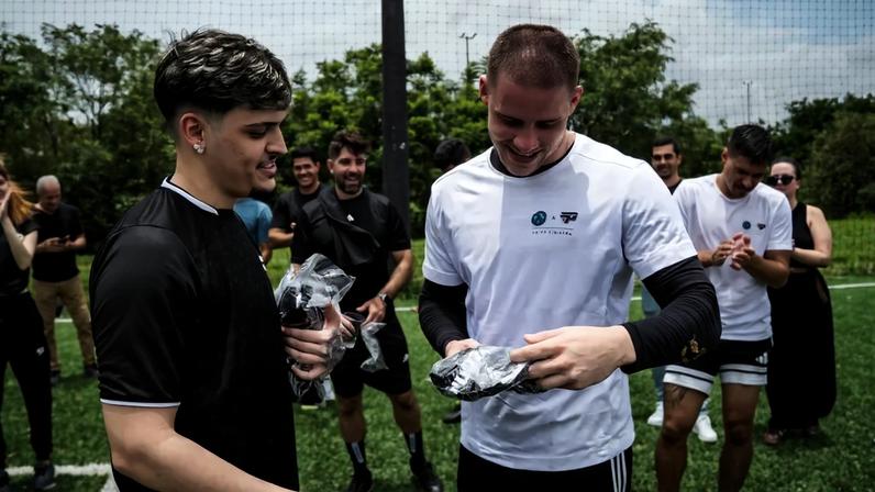 Desimpedidos e paiN Gaming firmam parceria. (Foto: Caio Poltronieri/ Desimpedidos Esporte Clube)