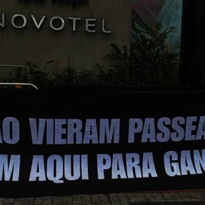 Torcedores do Corinthians protestam antes da semifinal da Copa do Brasil