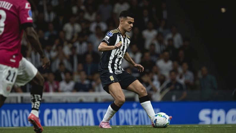 Fausto Vera contra o del Valle (Foto: Pedro Souza / Atlético)