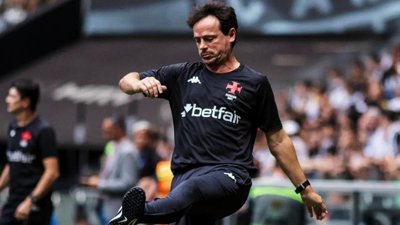 Fernando Diniz, técnico do Vasco, à beira do campo durante goleada sofrida para o Atlético-MG (Foto: Fernando Moreno / Agif / Gazeta Press)