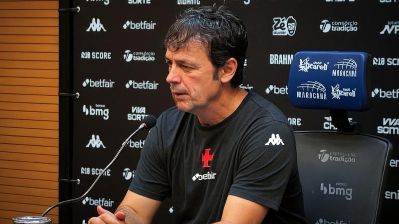 Fernando Diniz fala em coletiva de imprensa após derrota do Vasco (Foto: Pedro Cobalea / Lance!)