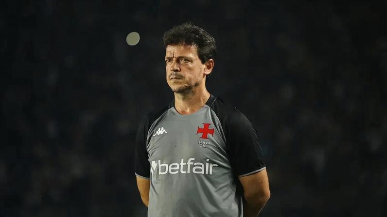 Fernando Diniz, treinador do Vasco, em jogo do Brasileirão (Foto: Filipe Reveles/Photo Premium/Gazeta Press)
