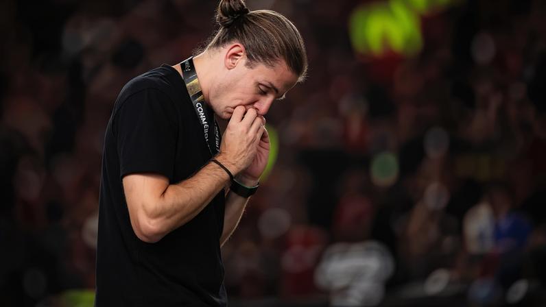 Filipe Luís beija a medalha de campeão da Libertadores (Foto: Marco Galvão / Zimel Press)