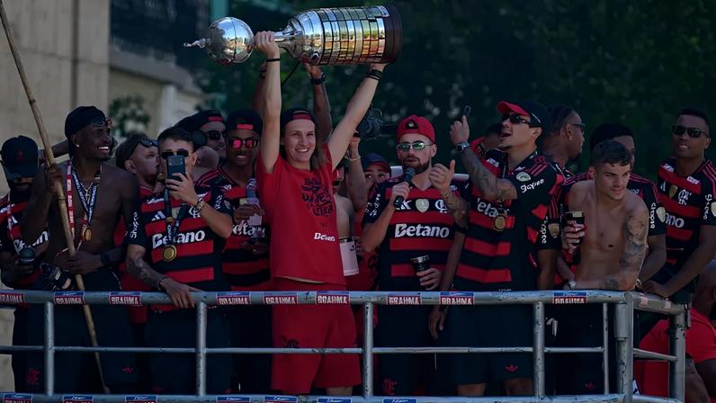 Filipe Luís ergue taça da Libertadores (Foto: Pablo Porciuncula/AFP)