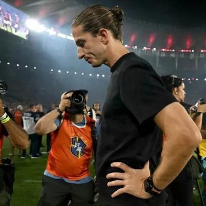 Filipe Luís questiona gramado artificial e práticas do futebol brasileiro