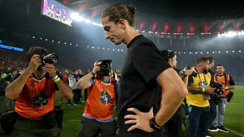 Filipe Luís é fotografado durante duelo entre Flamengo e Ceará no Maracanã (Foto: Mauro Pimentel / AFP)