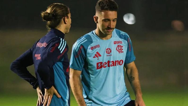 Filipe Luís conversa com Léo Ortiz durante treino do Flamengo no Catar para a Copa Intercontinental (Foto: Divulgação / Flamengo)