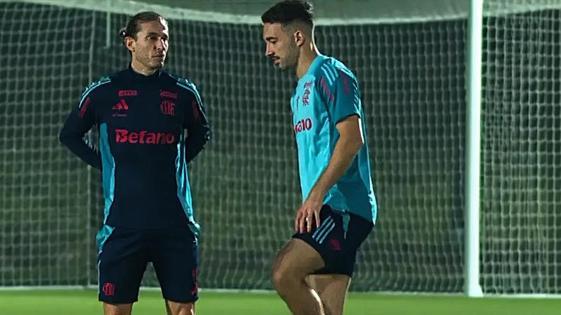 Filipe Luís e Léo Ortiz durante primeiro treino do Flamengo no Catar em preparação para a Copa Intercontinental (Foto: Reprodução / Flamengo TV)