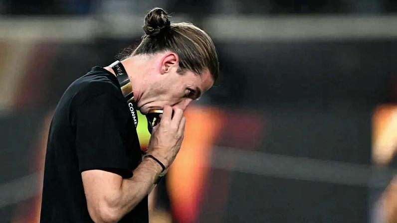 Filipe Luís, do Flamengo, beija medalha de campeão da Libertadores (Foto: Luis ACOSTA / AFP)