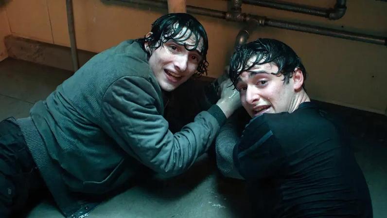 Finn Wolfhard e Noah Schnapp em Stranger Things