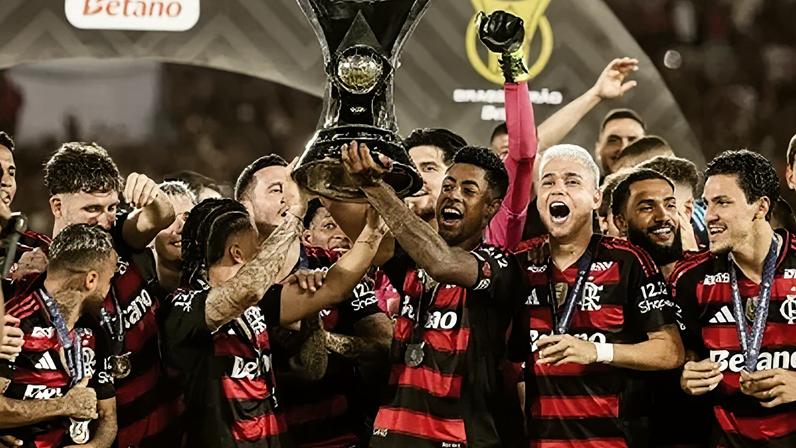 Elenco do Flamengo com a taça do Campeonato Brasileiro de 2025