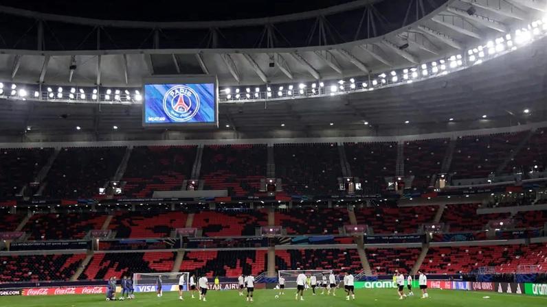 Jogadores do PSG em treino no estádio Ahmad bin Ali na véspera da decisão do Mundial contra o Flamengo (Foto: Karim JAAFAR / AFP)