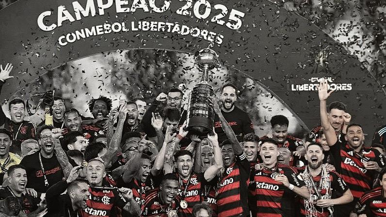 Flamengo levanta o troféu de campeão da Libertadores (Luis Acosta / AFP)