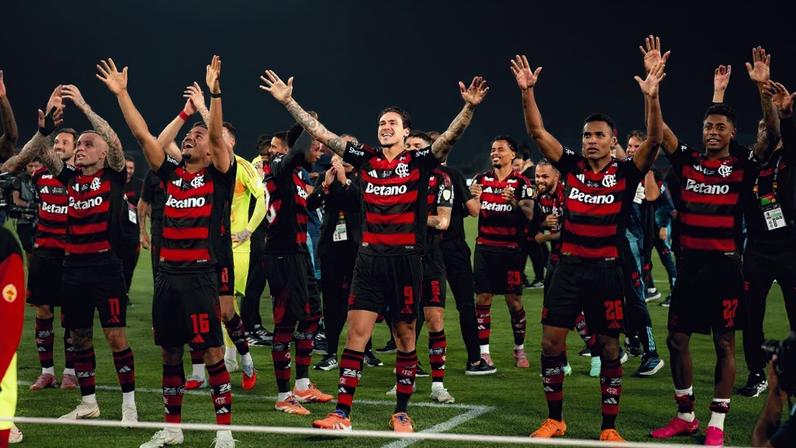 Filipe Luís, técnico do Flamengo, com o troféu da Libertadores • Adriano Fontes/Flamengo