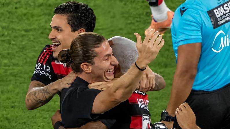 Filipe Luís comemora com jogadores vitória que confirmou título brasileiro (Foto: Maga Jr / Agência F8 / Gazeta Press)