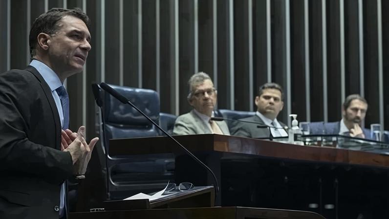 Centrão se vê contrariado com pré-candidatura de Flávio Bolsonaro e estuda chapa ‘puro sangue’ em 2026