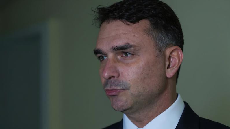 Cenário de rejeição a Flávio Bolsonaro pode ser revertido ao longo da pré-campanha.
