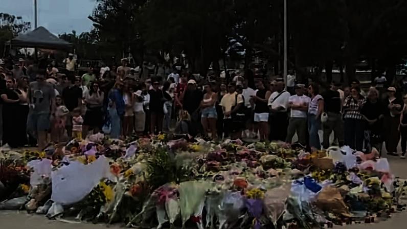 Em homenagem às vítimas do ataque terrorista, flores foram colocadas na praia de Bondi, em Sydney, Austrália - Foto: Reprodução