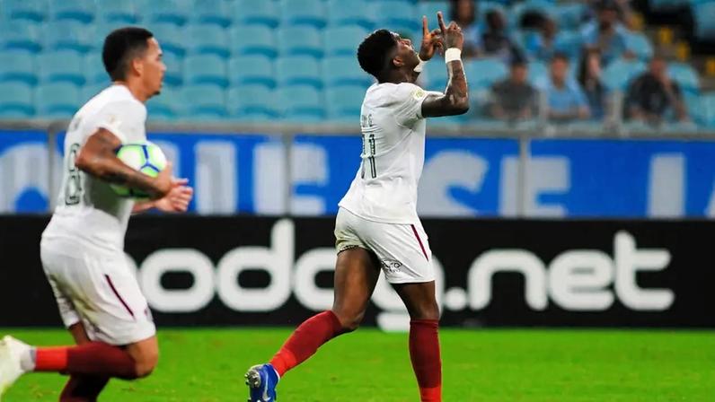 Yony González comemora gol pelo Fluminense na vitória sobre o Grêmio pelo Brasileirão de 2019. (Foto: Fernando Alves/Photo Premium/Gazeta Press)
