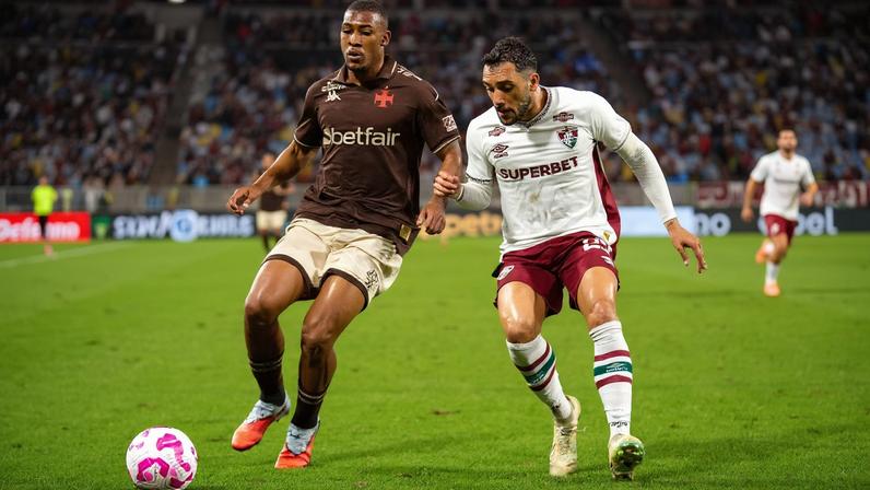 Rayan, do Vasco, e Freytes, do Fluminense, duelam pela bola em jogo pelo Brasileirão (Foto: Vyctor Santos/Pera Photo Press/Gazeta Press)