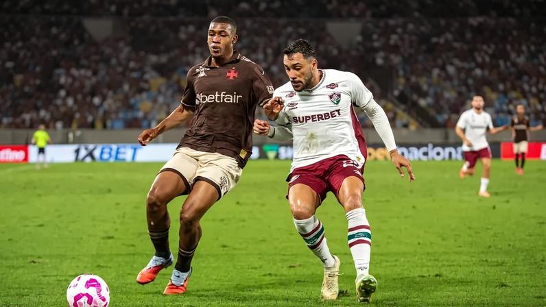 Rayan, do Vasco, e Freytes, do Fluminense, duelam pela bola em jogo pelo Brasileirão (Foto: Vyctor Santos/Pera Photo Press/Gazeta Press)