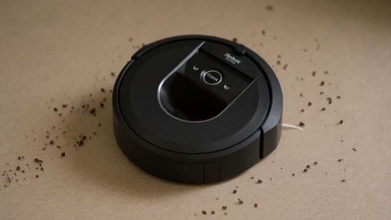 iRobot Roomba i7: O robô aspirador da iRobot possui tecnologia para mapear a casa, adicionando “pontos” em um mapa virtual para não se perder ou deixar escapar espaços com sujeira. É capaz de limpar tapetes e pisos lisos, tem aplicativo para controle e programação da limpeza e funciona também por comando de voz. Caso o dispositivo fique sem bateria antes de terminar toda a limpeza, ele espera que o carregamento termine na base e volta a limpar exatamente de onde parou. Por R$ 7.153,99