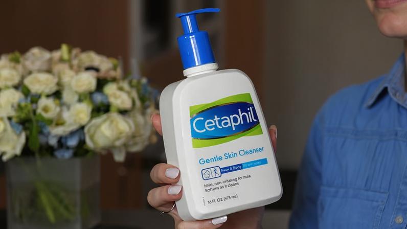 L’Oréal dobra participação na Galderma e reforça aposta em medicamentos para pele | Cetaphil, marca best-seller da Galderma de cuidados para o corpo (Foto: Photographer: Craig Barritt/Getty Images)