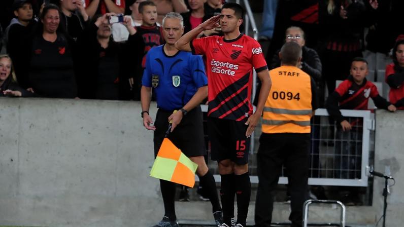 Athletico empresta zagueiro paraguaio Gamarra pela segunda vez