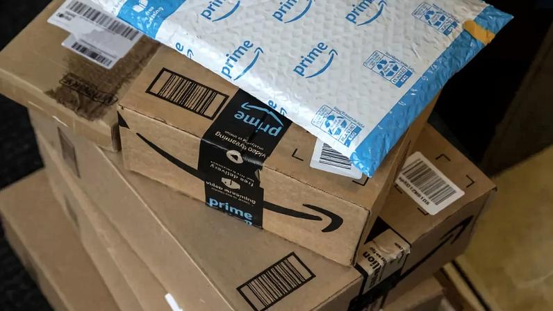 A Amazon é o maior cliente do USPS, gerando mais de US$ 6 bilhões em receita para a agência em 2025 – o que representa cerca de 7,5% do faturamento de 2024 (Bloomberg / Colaborador/Getty Images)