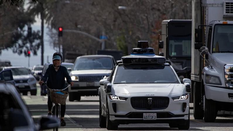 A Waymo é uma empresa de veículos autônomos e subsidiária da Alphabet, controladora do Google (Allen J. Schaben / Los Angeles Times/Getty Images)
