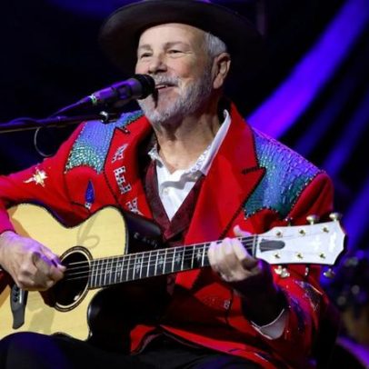 Robert Earl Keen faz reverência a Todd Snider em tributo