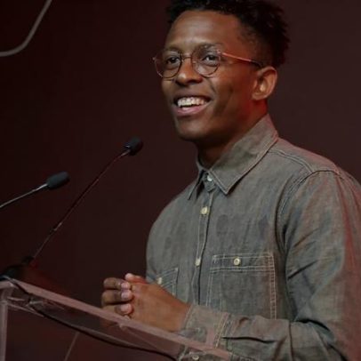 Cantor Breland diz que músicas geradas por IA devem ser rotuladas