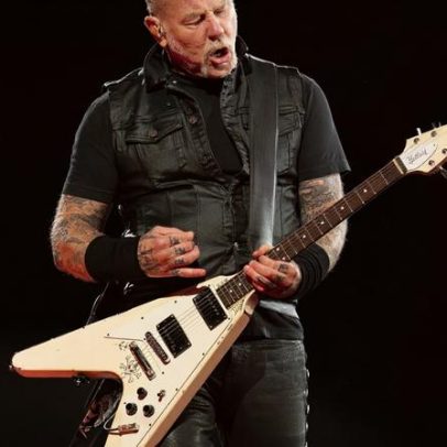 Hetfield do Metallica cumprimenta Papai Noel em leitura de Natal