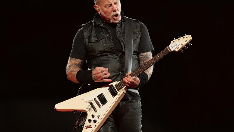 Hetfield do Metallica cumprimenta Papai Noel em leitura de Natal