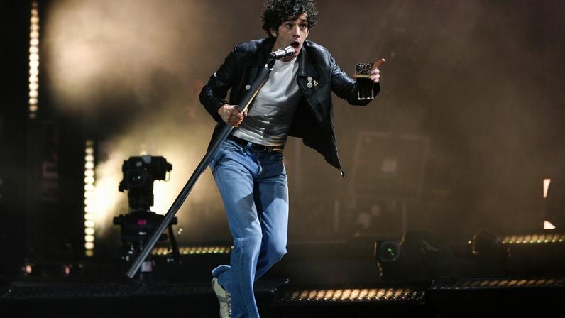 Matty Healy performing with the 1975 at Glastonbury 2025.