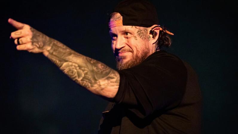 Carreira de Jelly Roll encerra arco de redenção com marco neste mês