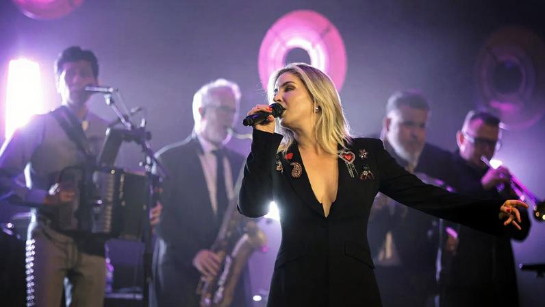 Maggie Rose leads the Mavericks onstage in Nashville at the first of a two-night homage to the band's singer Raul Malo.