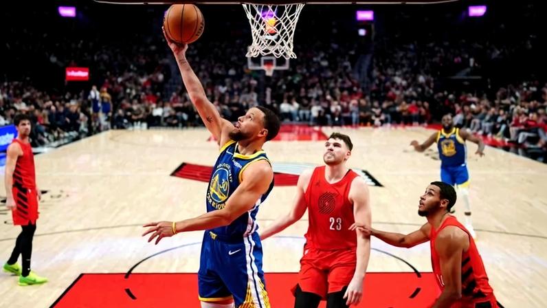 O Golden State Warriors de Stephen Curry (de azul, com a bola) agora vale US$ 11 bilhões, tendo se valorizado 6.448% desde 2000.